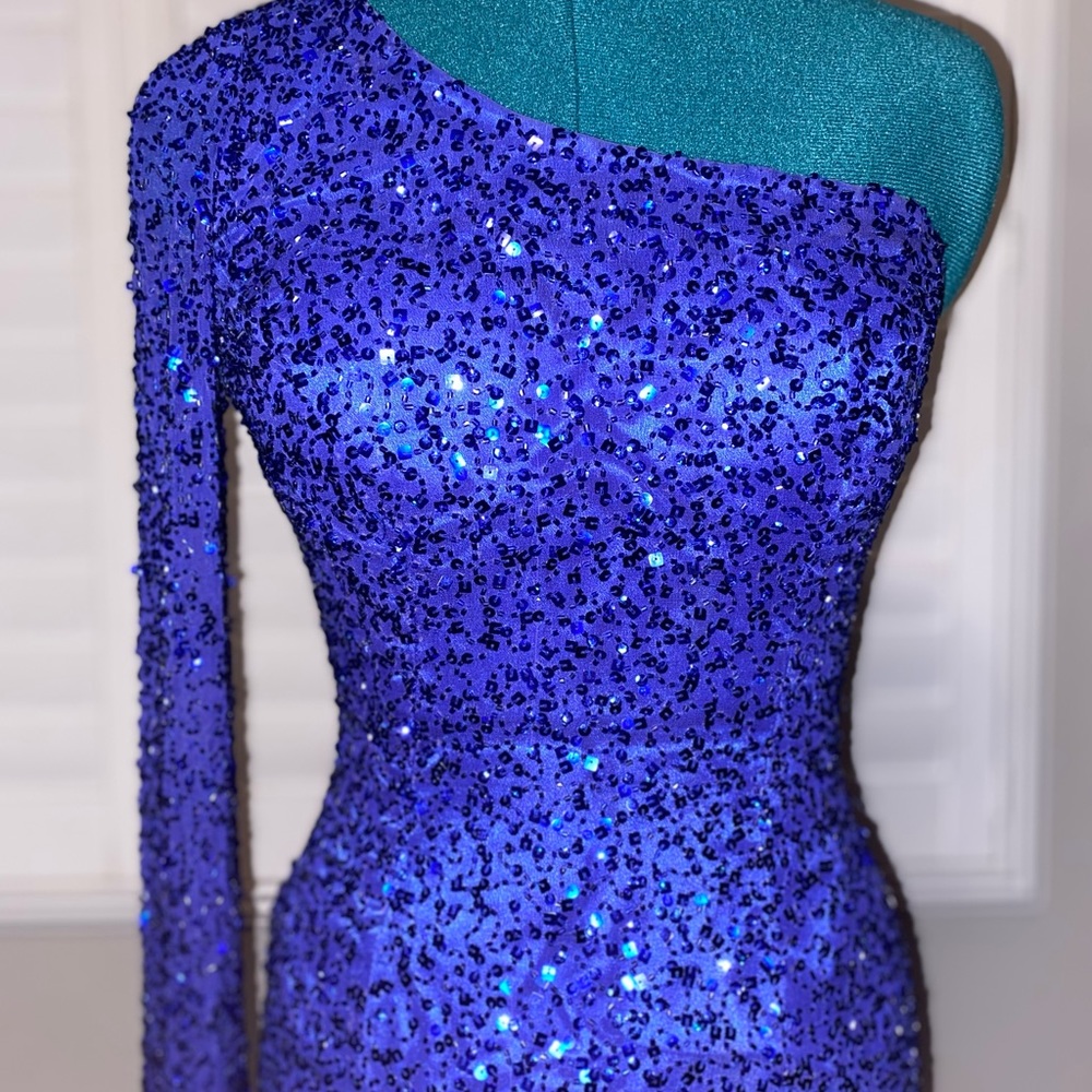 Shail K💙Size 4💙Royal Blue Cocktail💙Long sleeve one shoulder💙